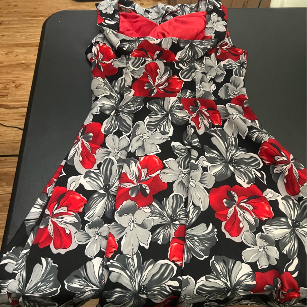 Chic Floral Midi Dress in Red and Black